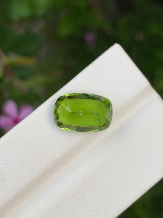 Natural Peridot 7.65 Ct Vivid Green Faceted Gemstone Loose Stone for Jewelry